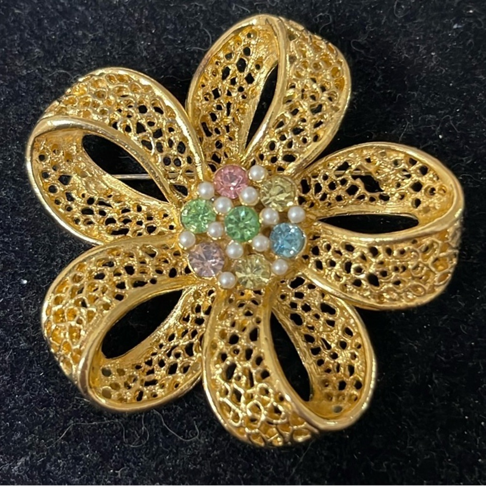 BSK Vintage Signed Gold Tone Flower W/Rhinestones & Faux Pearls Brooch. MA